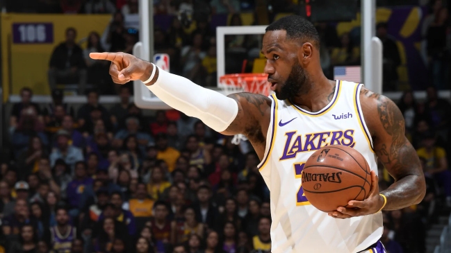 LaBron James se exhibió ante los Hawks y dejó a los Lakers con la mejor marca