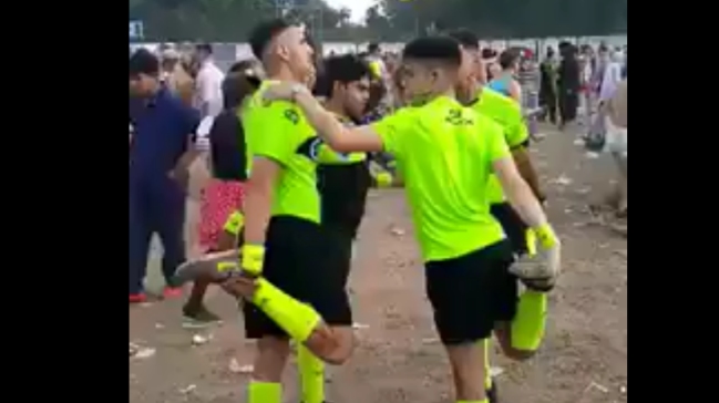 Grupo de amigos se lució disfrazado de equipo arbitral en popular fiesta argentina