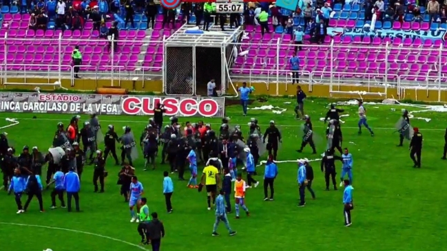 Equipo peruano tuvo que retirarse del estadio en un camión tras feroz batalla campal