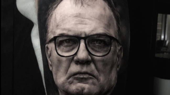 El espectacular tatuaje hiperrealista en homenaje a Marcelo Bielsa