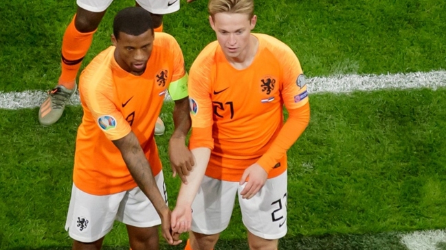 La celebración contra el racismo de Wijnaldum y De Jong en la goleada de Holanda a Estonia