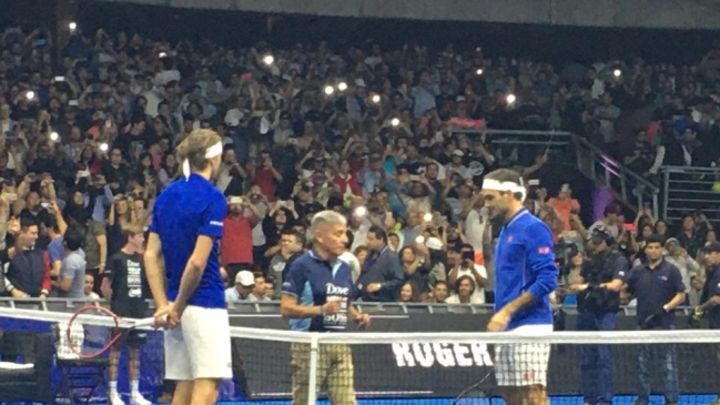 “¡Chile despertó!”: El público se manifestó fuerte previo a exhibición de Roger Federer en Santiago