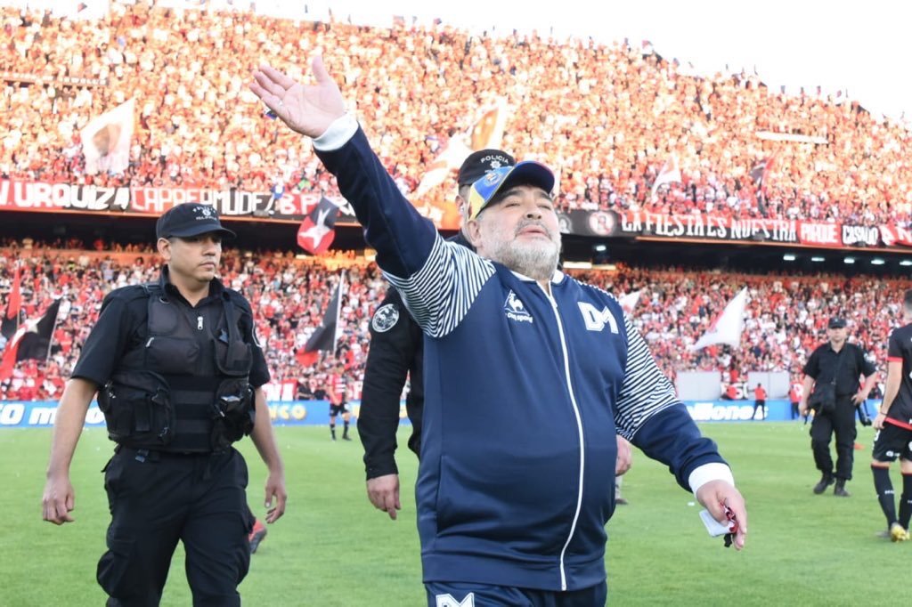 Diego Maradona se mantendrá como director técnico de Gimnasia y Esgrima de La Plata