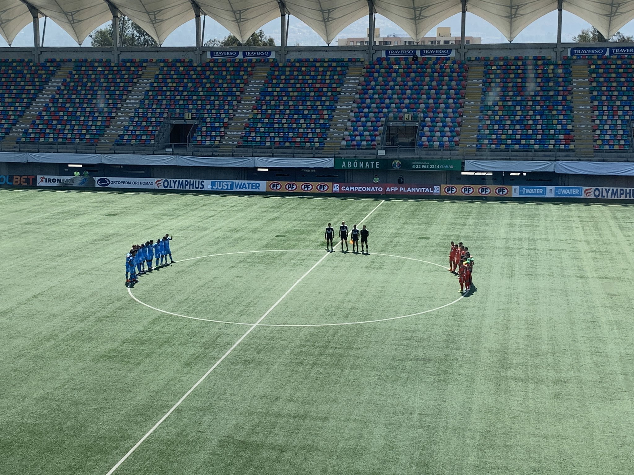 Jugadores de La Calera e Iquique pararon su partido para rendir un minuto de silencio