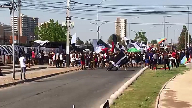 Hinchas de Colo Colo realizaron arengazo en las afueras del Estadio Monumental
