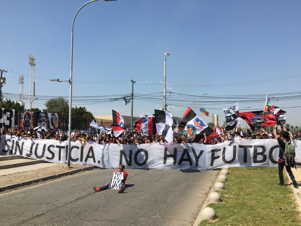 “Sin justicia, no hay fútbol”: Barra de Colo Colo realizó un “arengazo por la dignidad”
