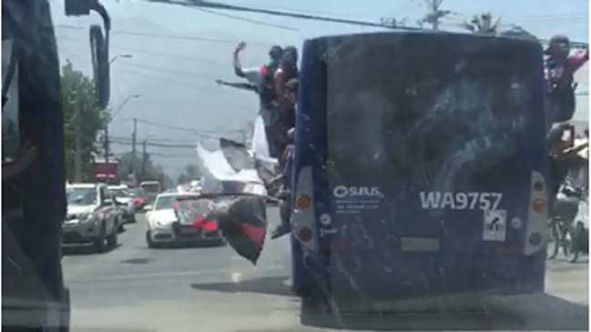 En tres buses del Transantiago: Así llegó la Garra Blanca al Bicentenario de La Florida