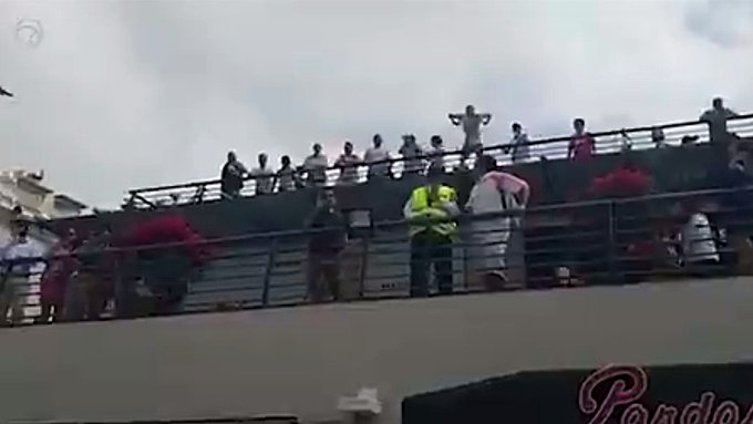 Hinchas de Flamengo increparon a fanático de River Plate que realizó gestos racistas