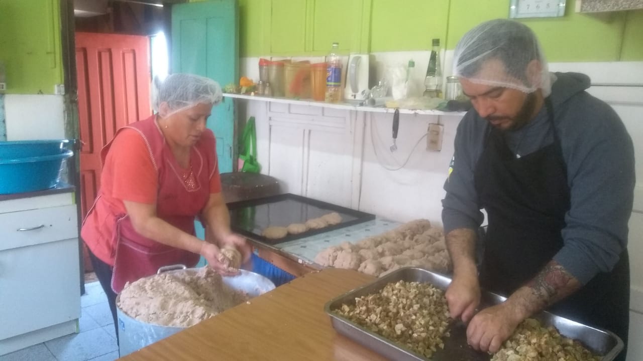 Hinchas intentan salvar de la crisis a CD ABA Ancud vendiendo milcaos