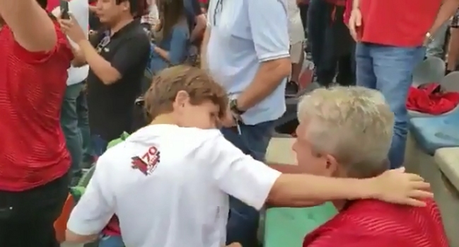 El fútbol no reconoce edades: La celebración del abuelo, el papá y el hijo en el título de Flamengo