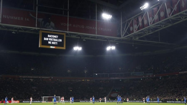 Equipos holandeses se negaron a jugar durante el primer minuto en protesta contra el racismo