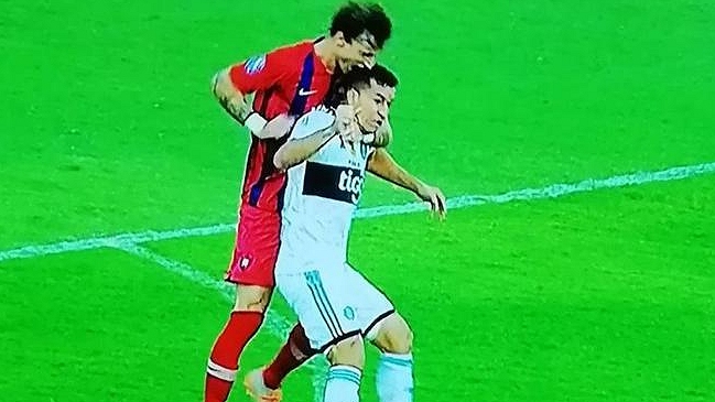 Amorebieta fue expulsado del clásico paraguayo por morder la cabeza a un rival