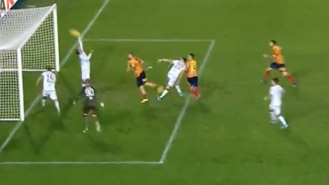 La “gran Luis Suárez”: Defensor de Cagliari evitó gol con su mano en la liga italiana