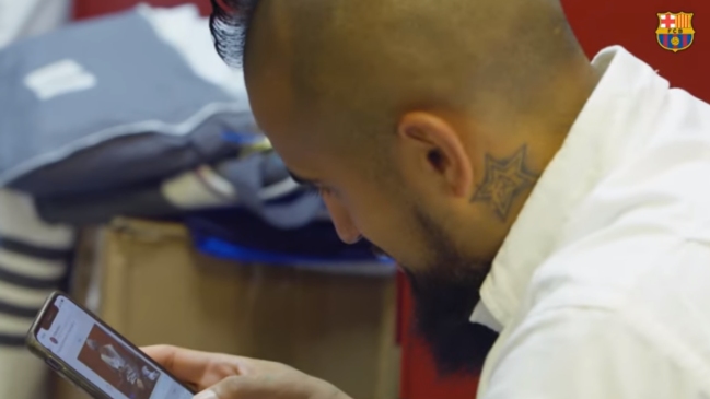 Con Arturo Vidal a la cabeza: El “lado B” de la fotografía oficial de FC Barcelona