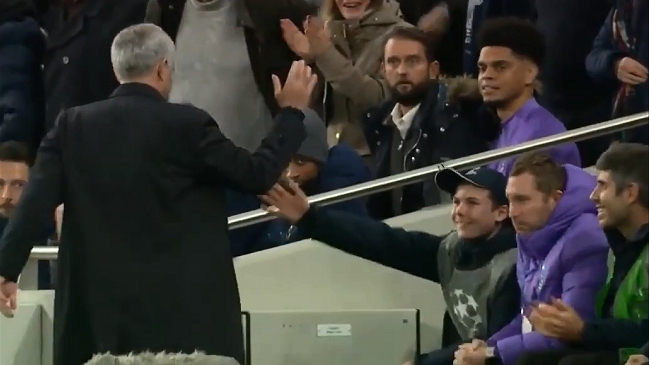 Mourinho celebró con pasapelotas que apuró el juego para un gol de Tottenham