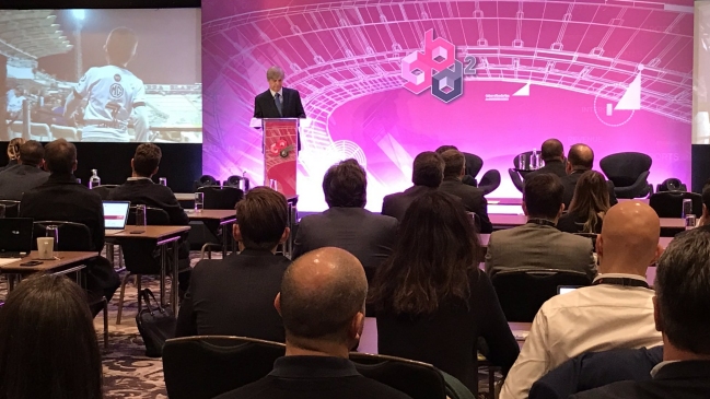 Mayne-Nicholls presentó el proyecto de remodelación del Monumental en Londres