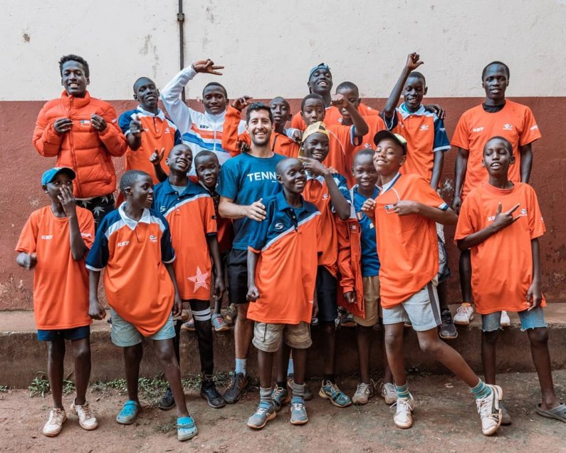 El noble gesto de Hans Podlipnik con los niños de Uganda