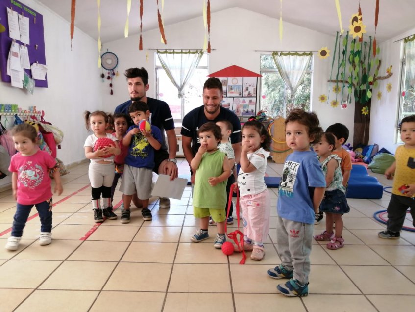 Germán Lanaro y Matías Dituro visitaron a niños del jardín “Mundo Maravilloso” de la Junji