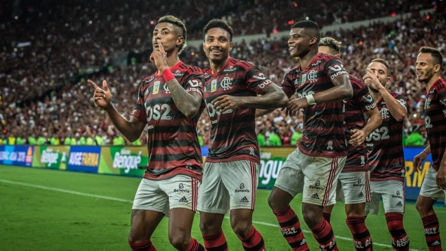 Flamengo celebró sus títulos con goleada sobre Ceará en el Brasileirao