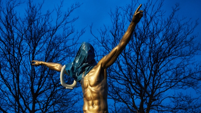 Estatua y casa de Ibrahimovic sufrieron actos vandálicos en Suecia