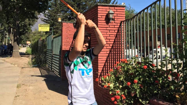 Hincha de S. Wanderers llegó a la ANFP y mostró su descontento: Nos quieren cagar, es injusto