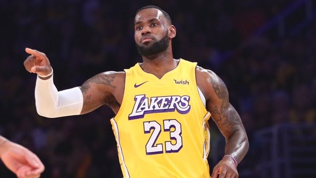 LeBron James y Anthony Davis le dieron la victoria a Los Angeles Lakers sobre Wizards