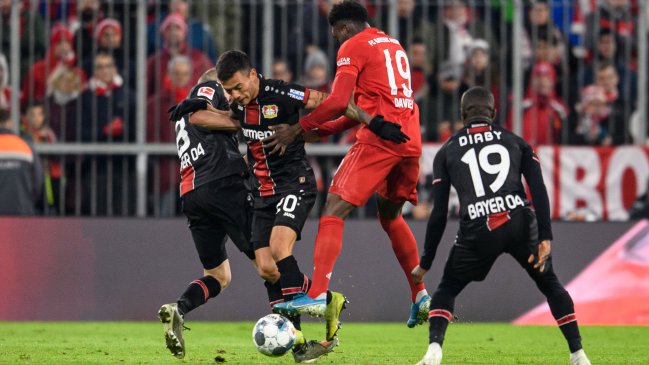 Charles Aránguiz salió lesionado del duelo entre Bayer Leverkusen y Bayern Munich