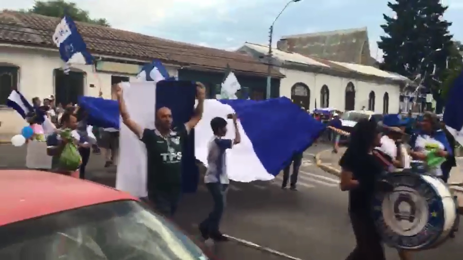 Fanáticos de Wanderers acompañaron a hinchas de Colchagua en su protesta en San Fernando