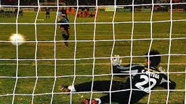 Con este gol Johnny Herrera se ganó el corazón de los hinchas azules