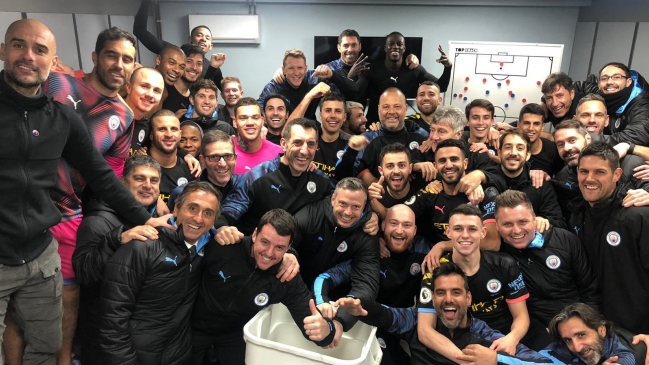 ¡Con Bravo incluido! La celebración del plantel de Manchester City tras goleada ante Burnley