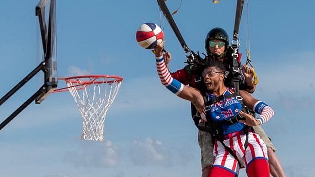 Los Harlem Globetrotters sorprendieron con una clavada tras salto en paracaídas