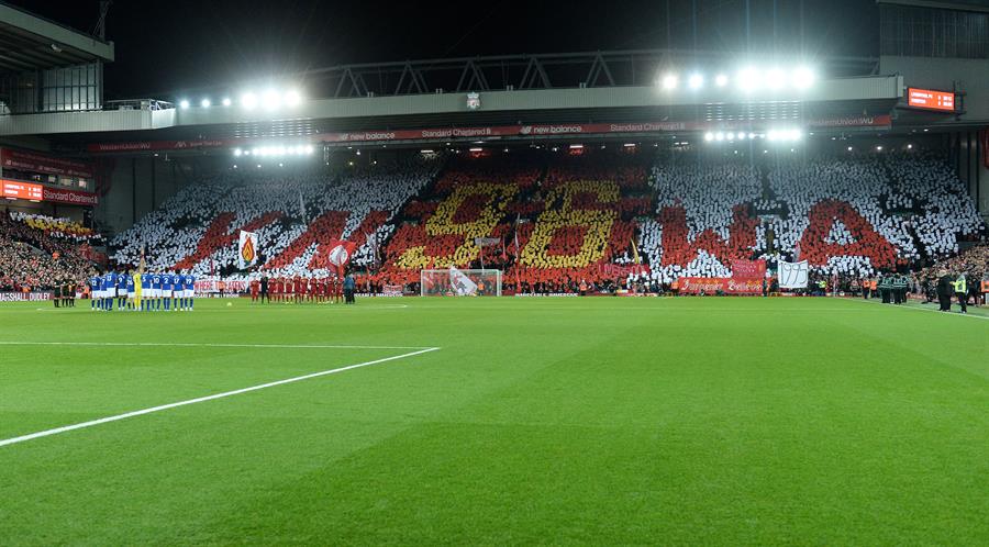 Hinchas de Liverpool homenajearon a las 96 víctimas de tragedia de Hillsborough