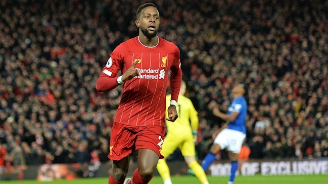 Divock Origi anotó un golazo de “globito” en aplastante victoria de Liverpool sobre Everton