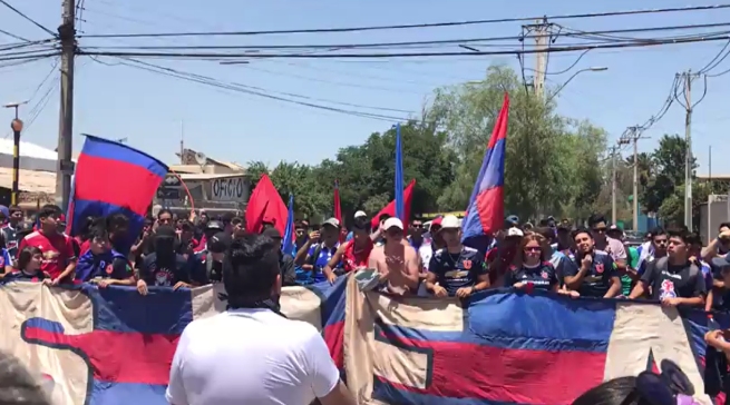 Hinchas de la U marchan al CDA para protestar por la salida de Johnny Herrera