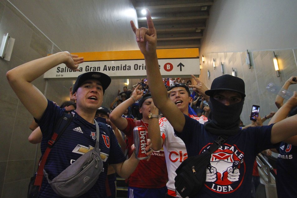 Hinchas de la U llegaron al CDA para protestar contra la salida de Johnny Herrera