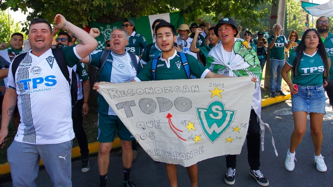 Los hinchas de Wanderers se mostraron expectantes por la resolución del Consejo