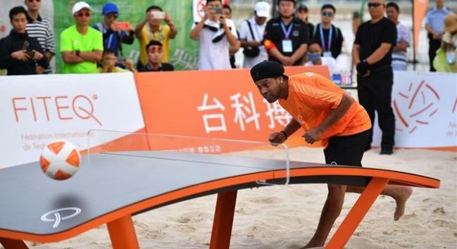 Ronaldinho lució su talento en el fútbol-mesa