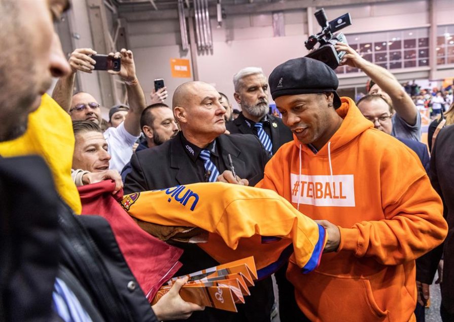 Ronaldinho revolucionó Hungría durante exhibición de fútbol-mesa