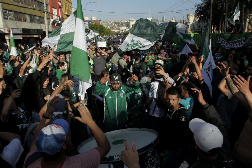 Hinchas de Santiago Wanderers celebraron el ascenso en las calles de Valparaíso