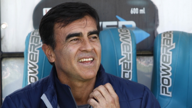 Gustavo Quinteros arribó a Chile y el lunes se despedirá de la UC en rueda de prensa