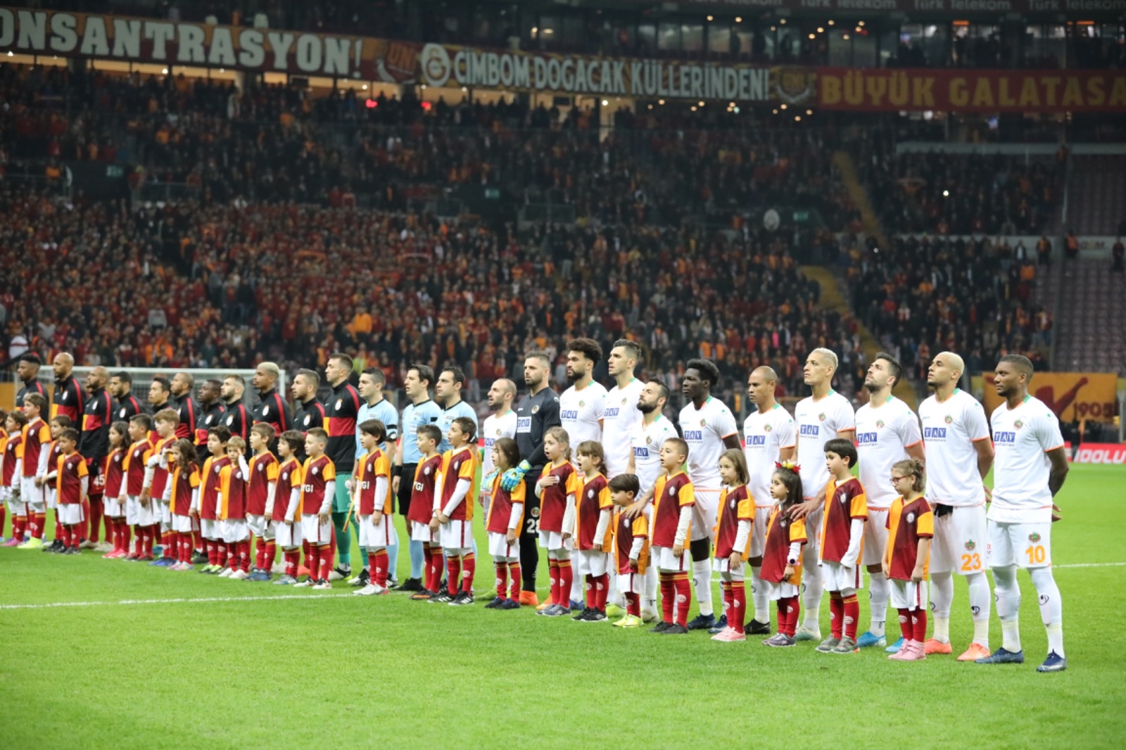 Junior Fernandes tuvo acción en caída de Alanyaspor ante Galatasaray en Turquía