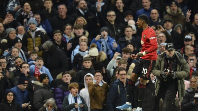 Manchester United se impuso en un frenético duelo al City y trepó en la Premier League