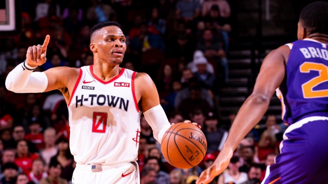 Westbrook aportó un triple-doble en victoria de Houston Rockets sobre Phoenix Suns
