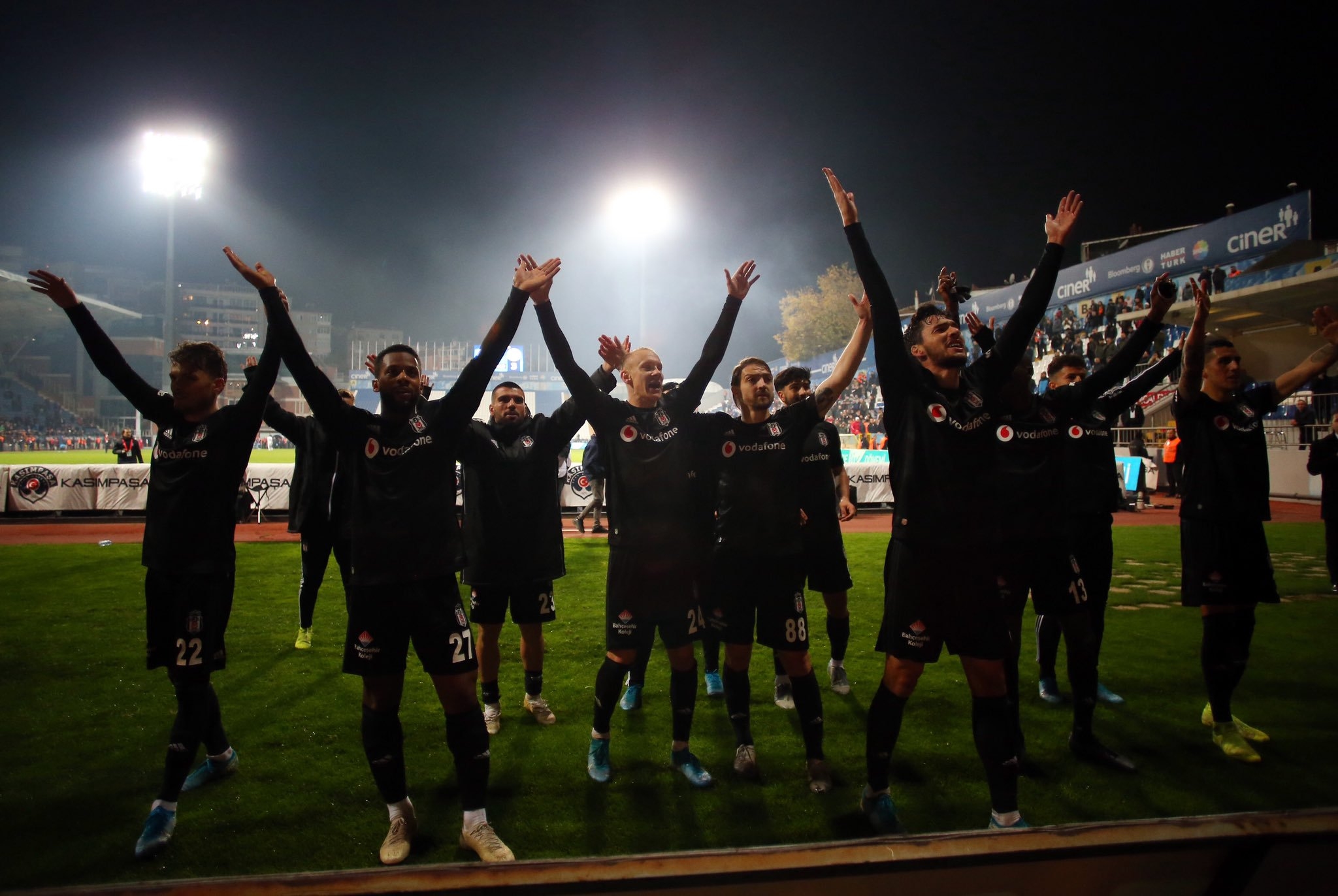 Besiktas de Enzo Roco logró agónica remontada y quedó escolta en Turquía