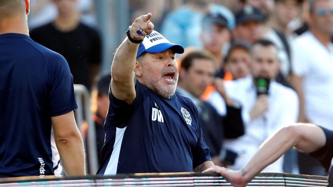 La estrepitosa caída que sufrió Maradona durante el partido de Gimnasia contra Central Córdoba