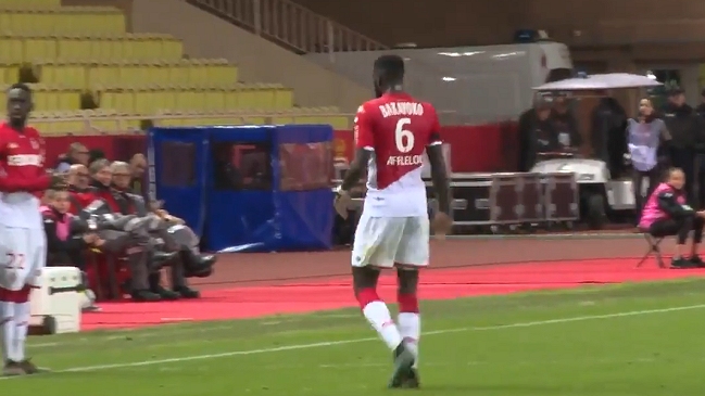 Compañero de Maripán olvidó su número y casi salió de la cancha durante una sustitución