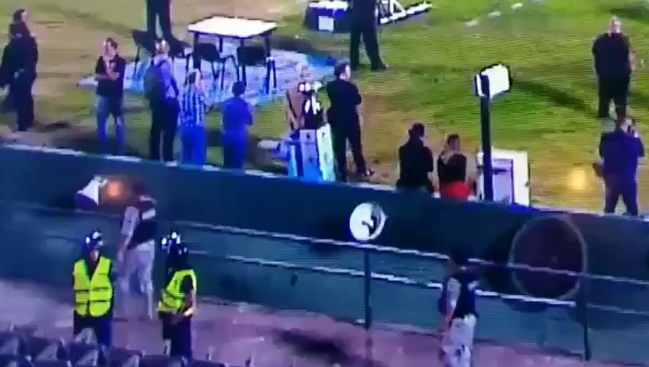 En Uruguay la copa al campeón se cayó al foso del Centenario