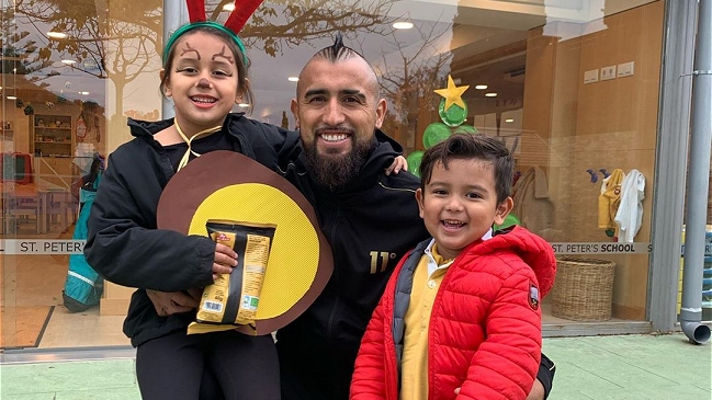 La divertida razón por la que hijo de Arturo Vidal se puso las zapatillas al revés