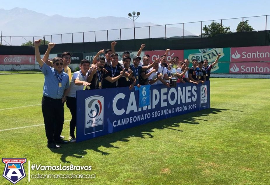 San Marcos de Arica recibió la copa que lo acredita campeón de la Segunda División