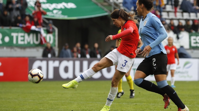 Ex jugador inglés pide arcos, canchas y balones más pequeños en el fútbol femenino
